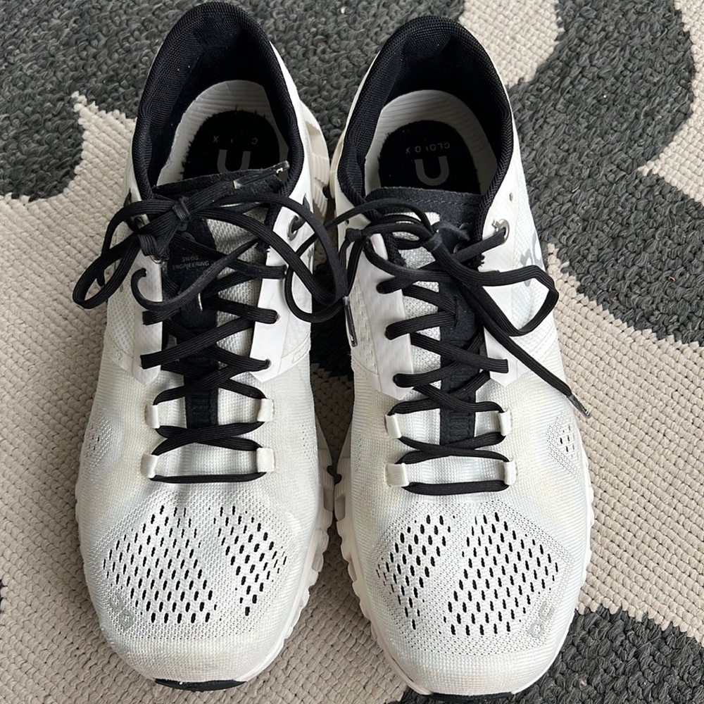 Women’s Size 7.5 White On Running Shoes 💖